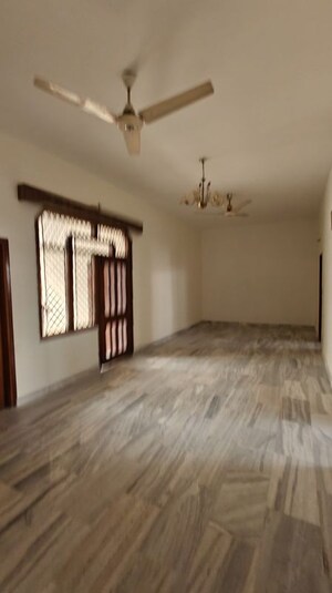 Room in 3.5 BHK Builder Floor at Sector 10 – for Rent