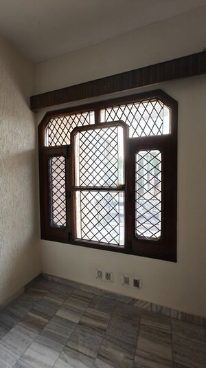 Room in 3.5 BHK Builder Floor at Sector 10 – for Rent