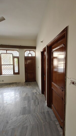 Room in 3.5 BHK Builder Floor at Sector 10 – for Rent