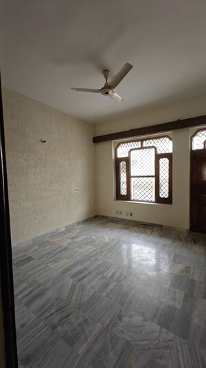 Room in 3.5 BHK Builder Floor at Sector 10 – for Rent