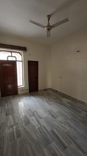 Room in 3.5 BHK Builder Floor at Sector 10 – for Rent