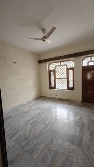 Room in 3.5 BHK Builder Floor at Sector 10 – for Rent