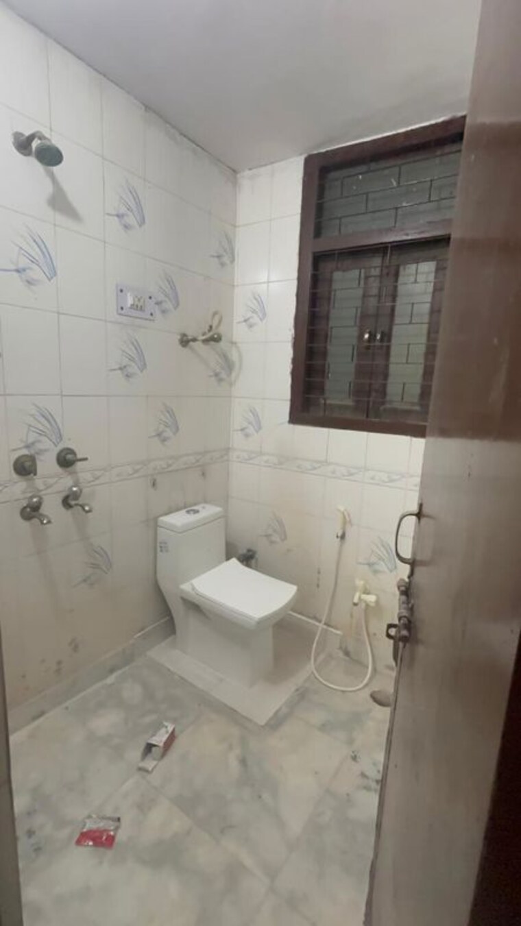 Bathroom, sainik vihar 1 Bedroom 450 Sq.Ft. Builder Floor In Sainik Vihar Delhi 10537181
