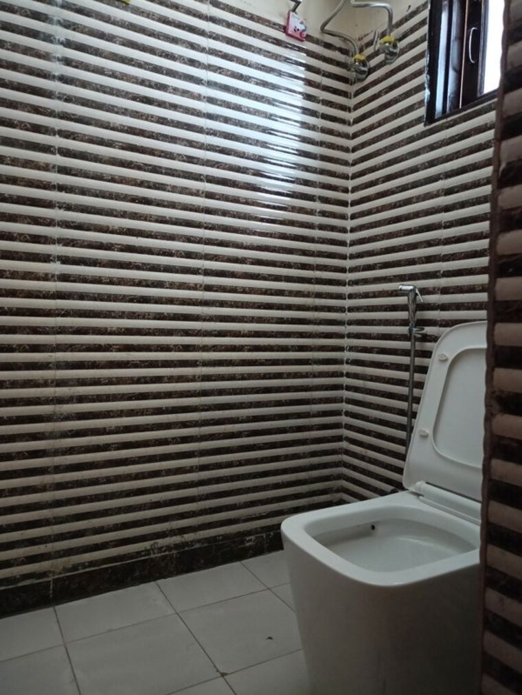 Bathroom, sai-kunj-new-palam-vihar 3 Bedroom 900 Sq.Ft. Builder Floor In New Palam Vihar Phase 3 Gurgaon 10537155