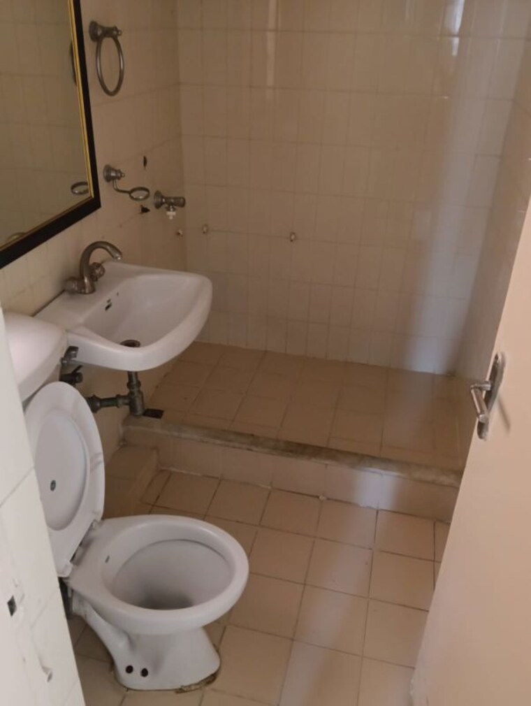 Bathroom, whispering-meadows 3 Bedroom 215 Sq.Yd. Builder Floor In Sector 43 Gurgaon 10537237