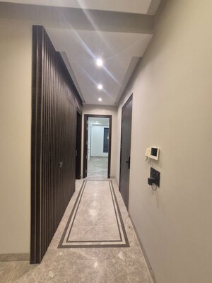 Building Lobby in 3 BHK Builder Floor at Whispering Meadows, Sector 43 – for Rent