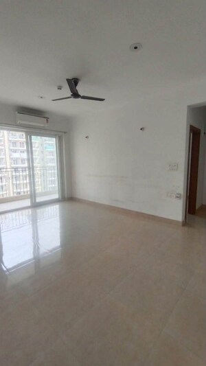 Room in 2 BHK Apartment at Gaur City 5th Avenue, Sector 4 Greater Noida – for Rent