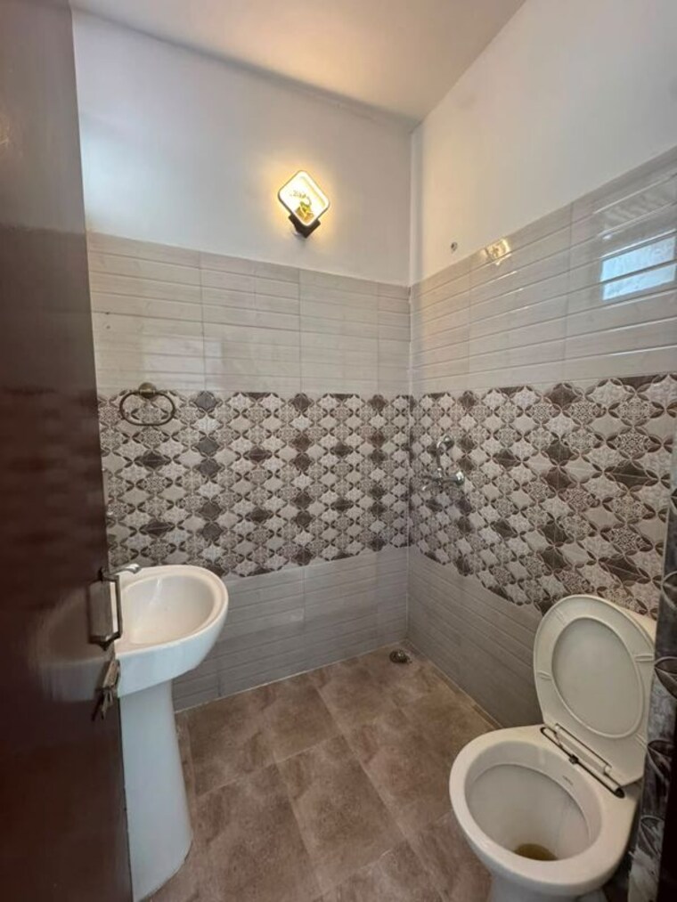 Bathroom, ms-enclave-zirakpur 2.5 Bedroom 900 Sq.Ft. Builder Floor In Dhakoli Zirakpur 10537372