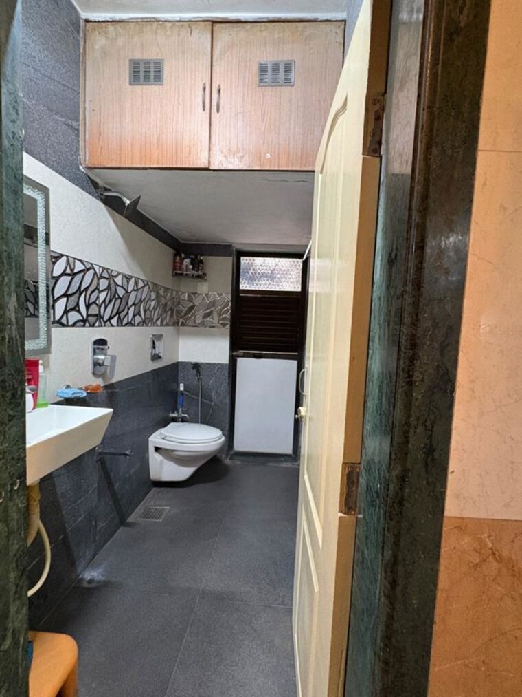 Bathroom, adarsh-chs-vasant-vihar 2 Bedroom 700 Sq.Ft. Apartment In Vasant Vihar Thane 10537401
