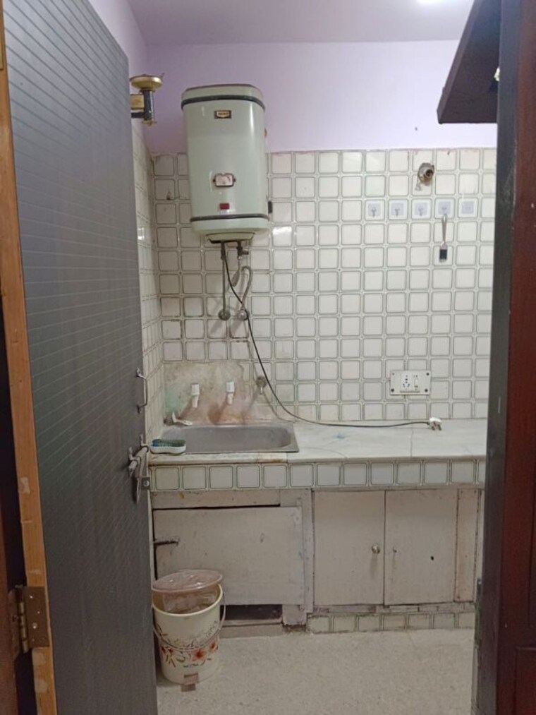 Bathroom, lajpat nagar 4 1 Bedroom 900 Sq.Ft. Builder Floor In Lajpat Nagar 4 Delhi 10537450