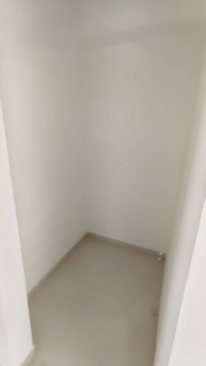 Room in 2 BHK Apartment at Lodha Amara, Kolshet Road – for Sale