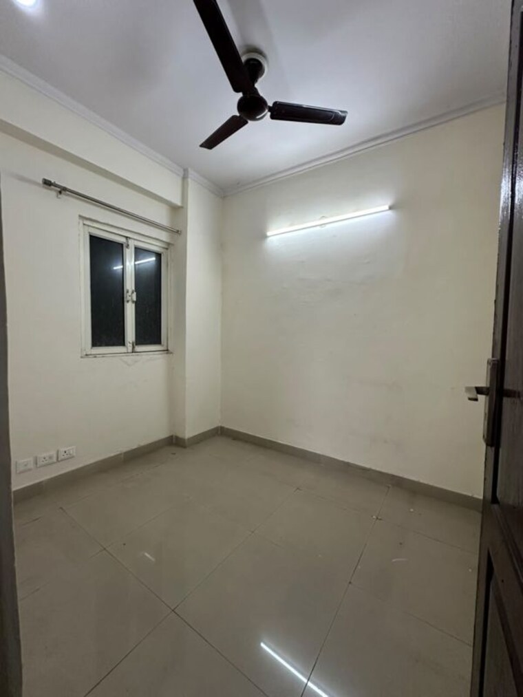 Room, aims-golf-city 2.5 Bedroom 1150 Sq.Ft. Apartment In Sector 75 Noida 10537616