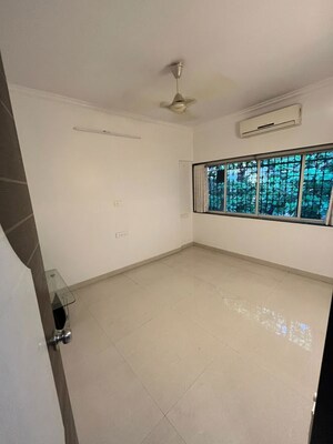 Room in 1.5 BHK Apartment at Andheri CHS, Andheri West – for Rent