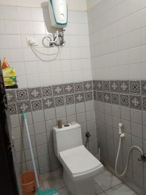 Bathroom in 2 BHK Builder Floor at ABCZ East Platinum, Sector 44 – for Rent