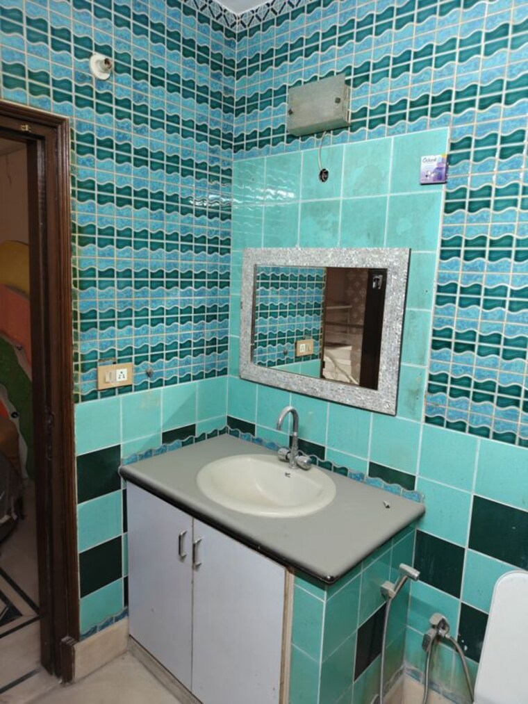 Washroom, mahendru enclave 4 Bedroom 2700 Sq.Ft. Independent House In Mahendru Enclave Delhi 10537678