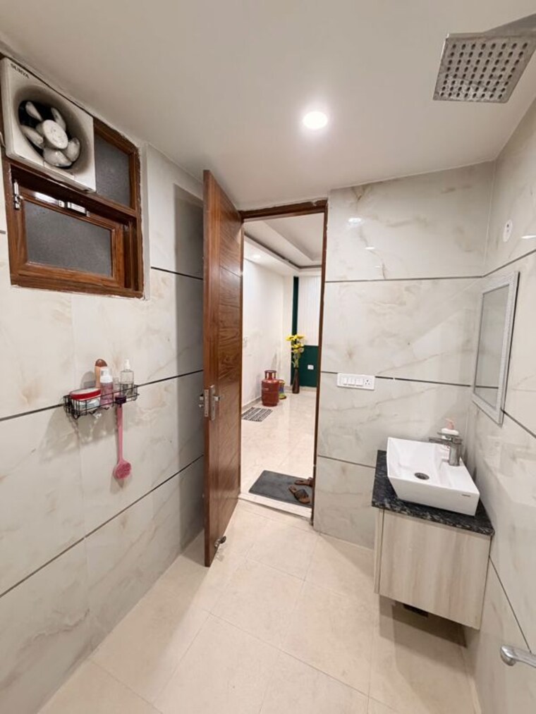 Bathroom, mandi 3 Bedroom 1350 Sq.Ft. Apartment In Mandi Delhi 10537771