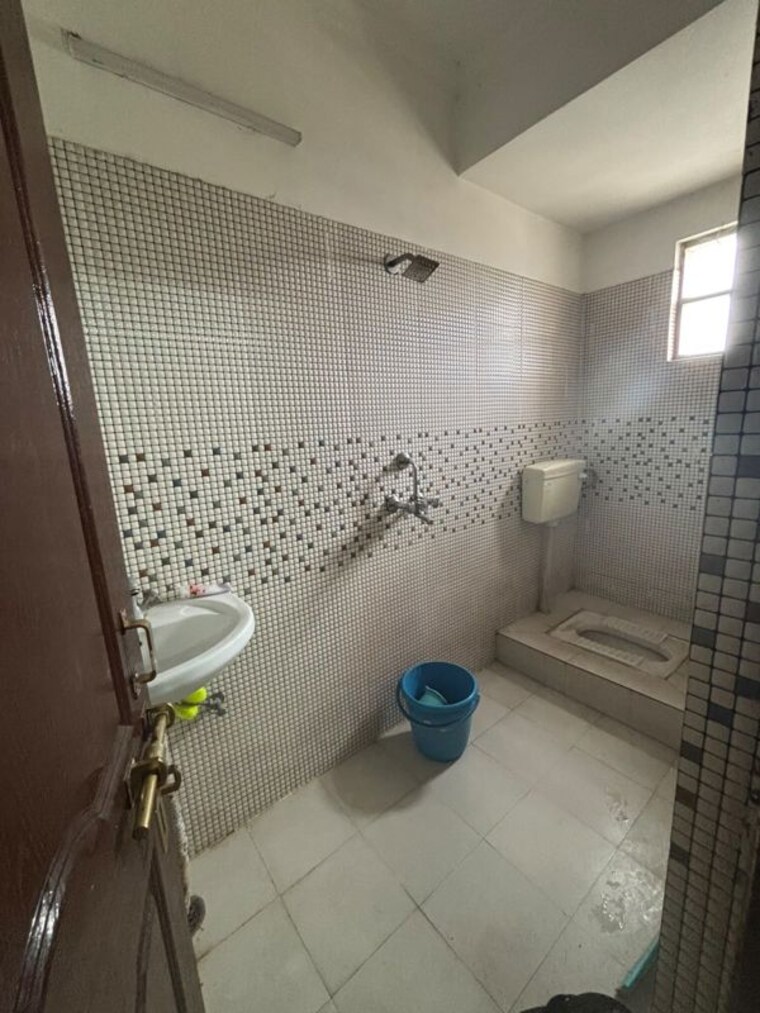 Bathroom, husainganj 2 Bedroom 1200 Sq.Ft. Apartment In Husainganj Lucknow 10537863