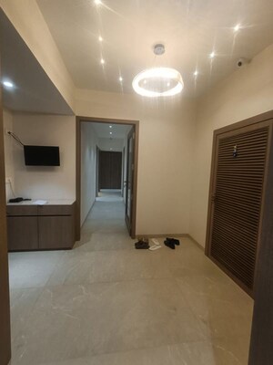 Room in 4 BHK Apartment at Rustomjee Ashiana, Juhu – for Rent
