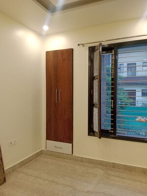Room in 2.5 BHK Builder Floor at Sector 18 – for Rent