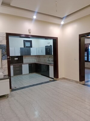 Room in 2.5 BHK Builder Floor at Sector 18 – for Rent