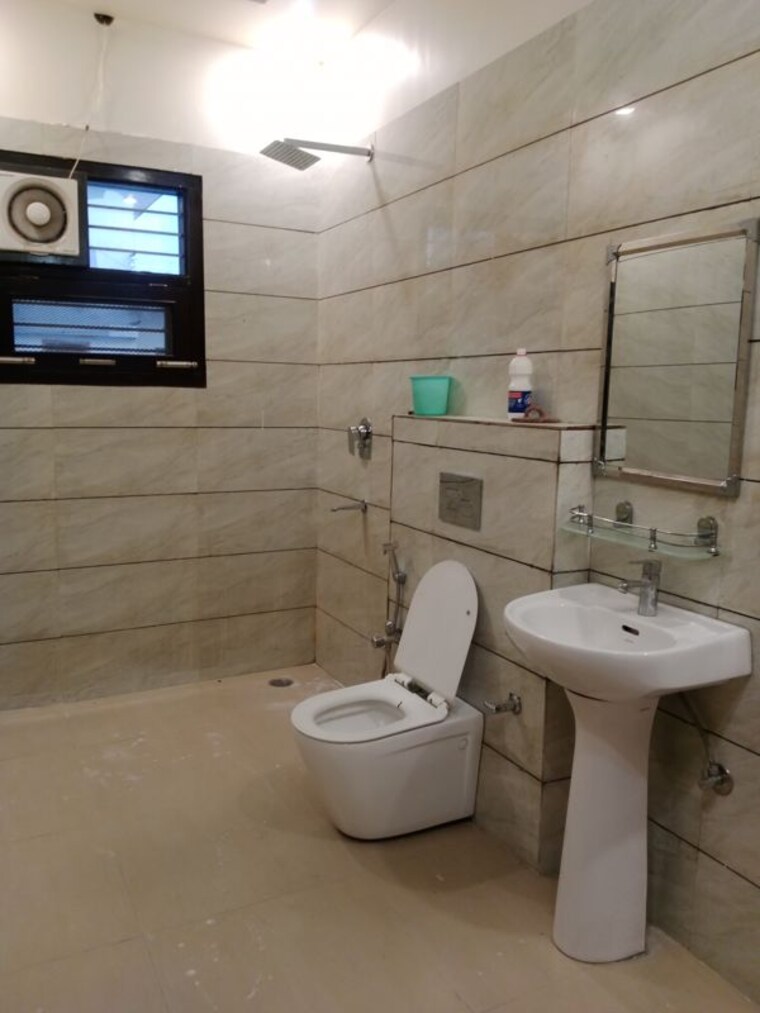 Bathroom, sector 18 2.5 Bedroom 1952 Sq.Ft. Builder Floor In Sector 18 Panipat 10537935