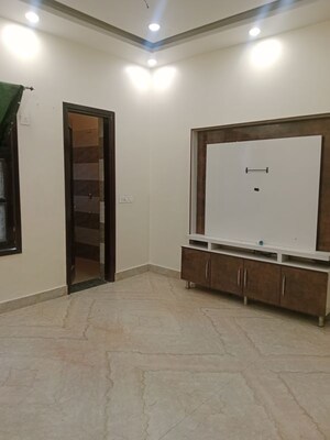Room in 2.5 BHK Builder Floor at Sector 18 – for Rent