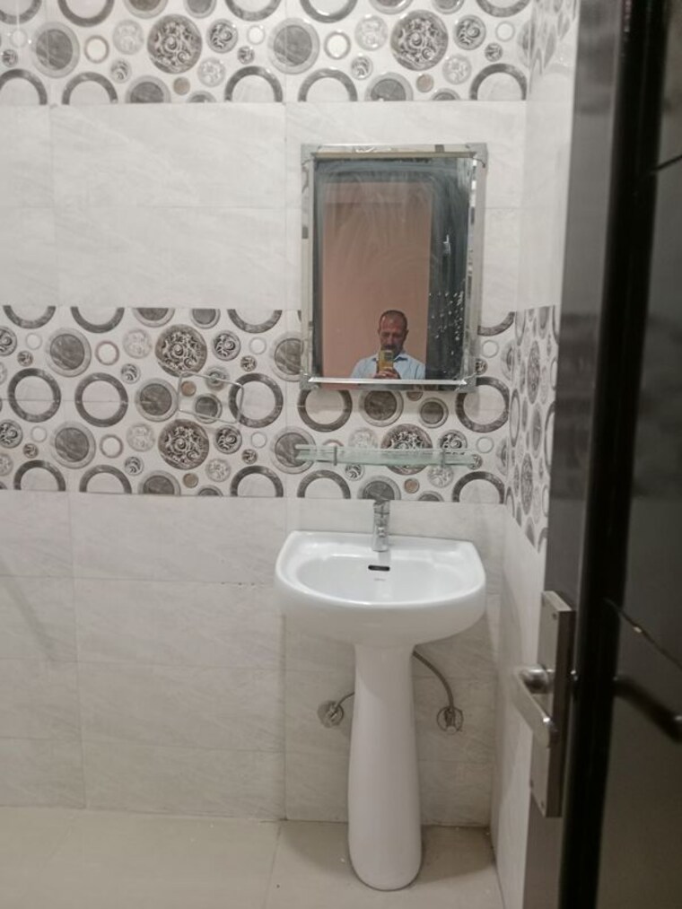 Bathroom, sector 18 2.5 Bedroom 1952 Sq.Ft. Builder Floor In Sector 18 Panipat 10537935