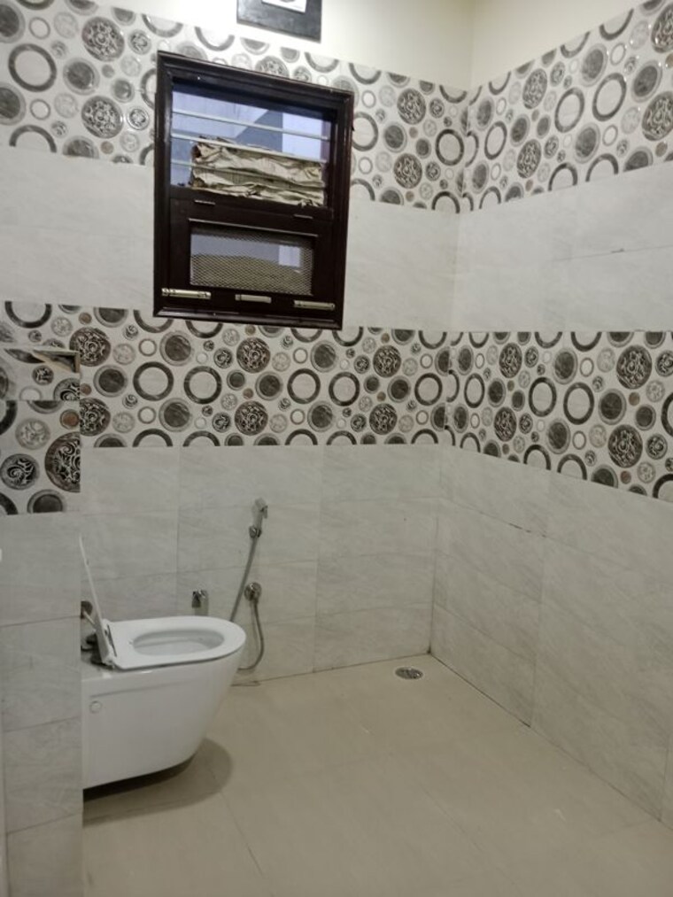 Bathroom, sector 18 2.5 Bedroom 1952 Sq.Ft. Builder Floor In Sector 18 Panipat 10537935