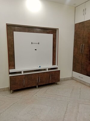 Room in 2.5 BHK Builder Floor at Sector 18 – for Rent