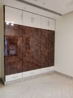 Room in 2.5 BHK Builder Floor at Sector 18 – for Rent