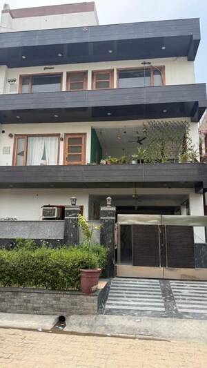  Pg For Rent in Ansal Golf Links 1