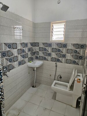 Attached Bathroom in 2 BHK Builder Floor at Hasanganj – for Rent