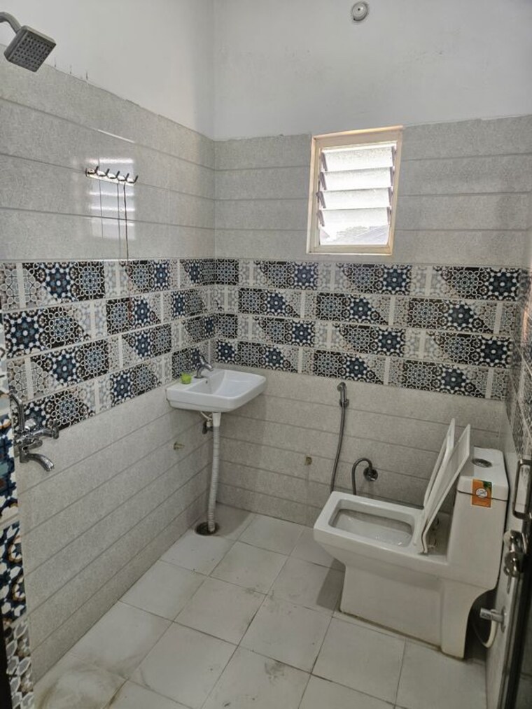 Attached Bathroom, hasanganj 2 Bedroom 1050 Sq.Ft. Builder Floor In Hasanganj Lucknow 10537968
