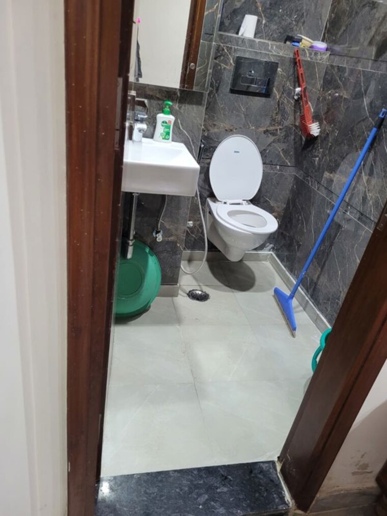 Bathroom, east patel nagar Studio 270 Sq.Ft. Builder Floor In East Patel Nagar Delhi 10537978