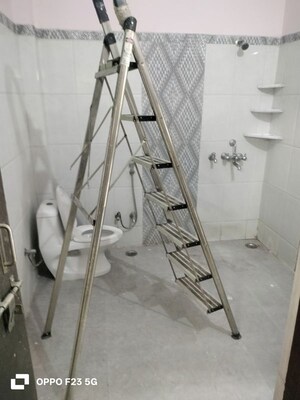 Room in 2 BHK Builder Floor at Gomti Nagar – for Rent