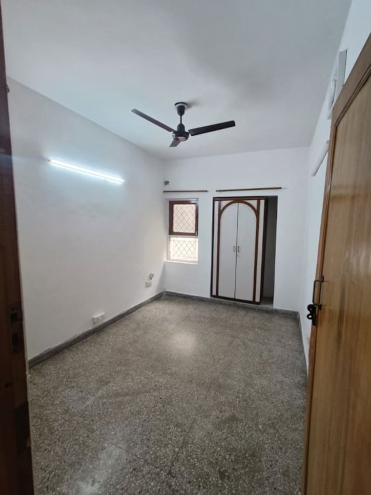 Room, east of kailash 2 Bedroom 1000 Sq.Ft. Builder Floor In East Of Kailash Delhi 10538031
