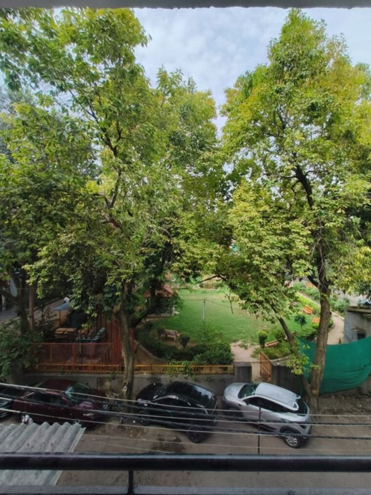 Garden, east of kailash 2 Bedroom 1000 Sq.Ft. Builder Floor In East Of Kailash Delhi 10538031
