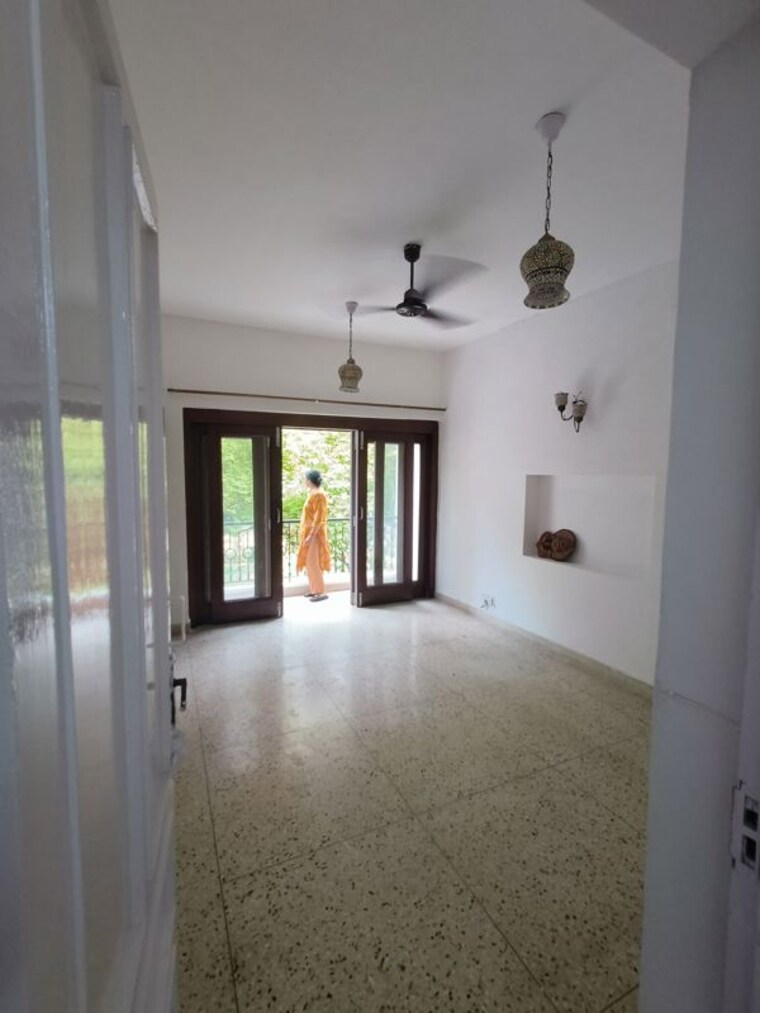 Room, east of kailash 2 Bedroom 1000 Sq.Ft. Builder Floor In East Of Kailash Delhi 10538031