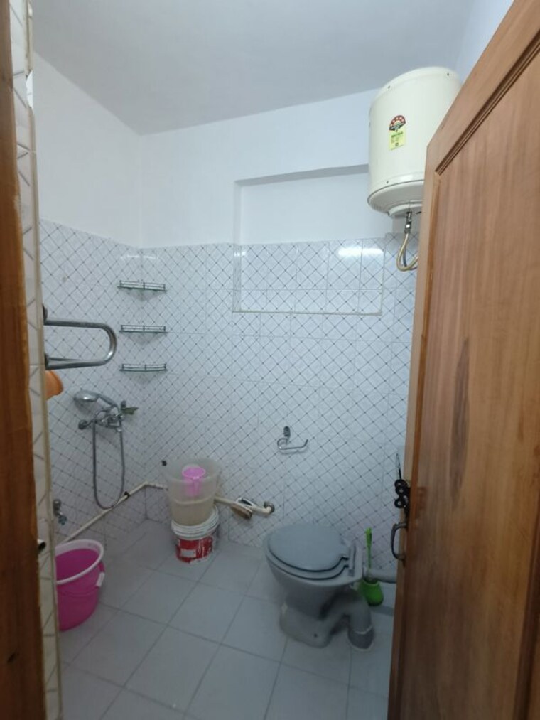 Bathroom, east of kailash 2 Bedroom 1000 Sq.Ft. Builder Floor In East Of Kailash Delhi 10538031