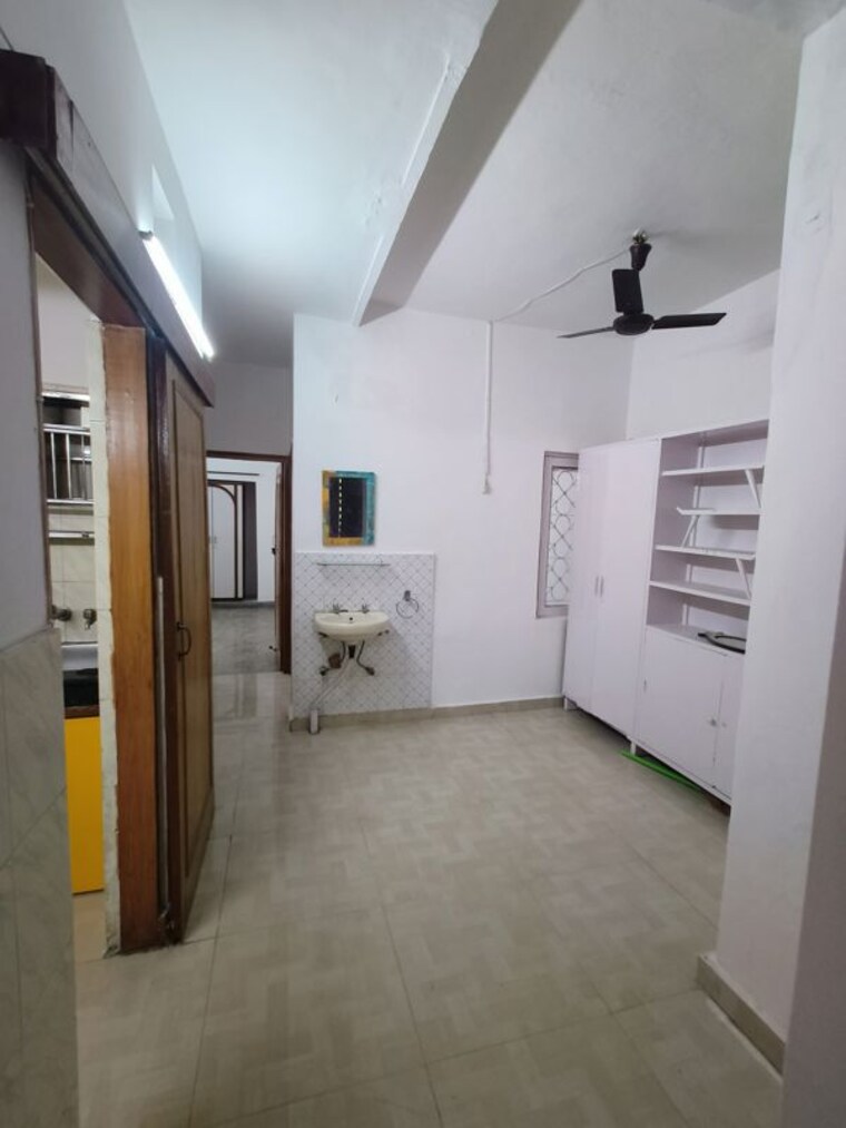 Room, east of kailash 2 Bedroom 1000 Sq.Ft. Builder Floor In East Of Kailash Delhi 10538031