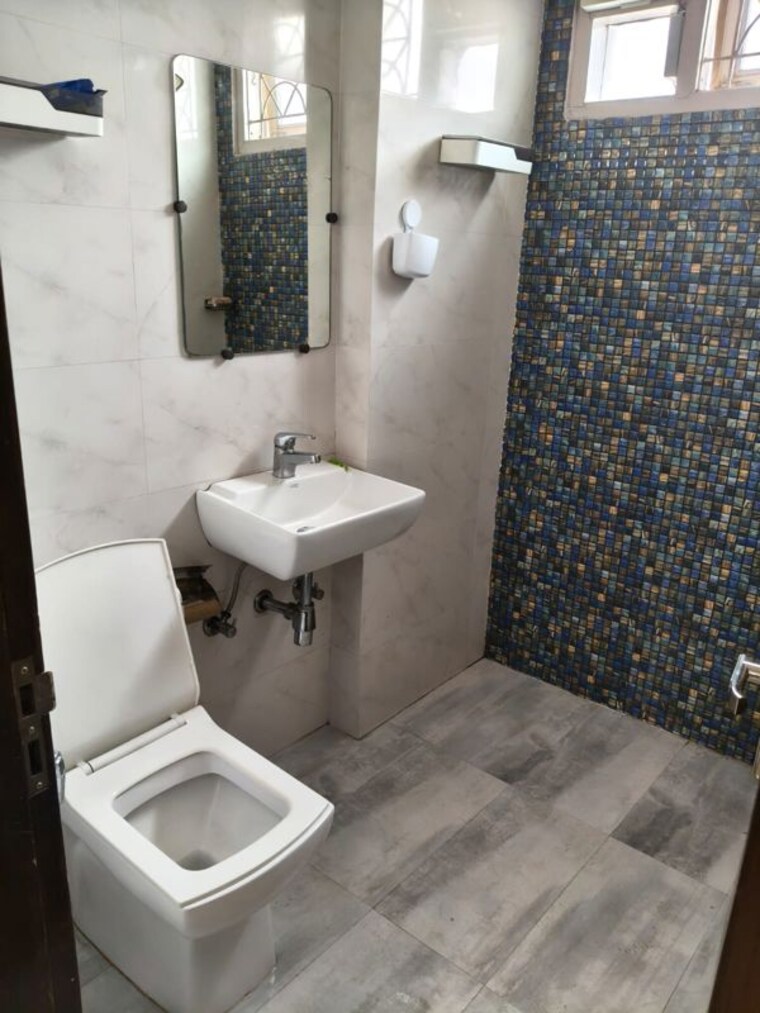 Bathroom, lajpat nagar Commercial Office Space 900 Sq.Ft. In Lajpat Nagar Delhi 10538055