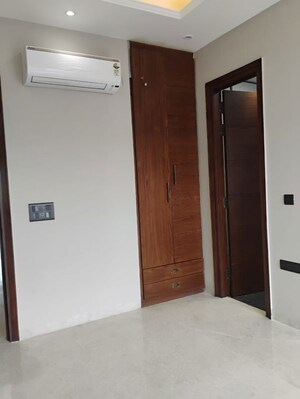 Room in 3 BHK Apartment at Unitech Uniworld Gardens, Sector 47 – for Rent