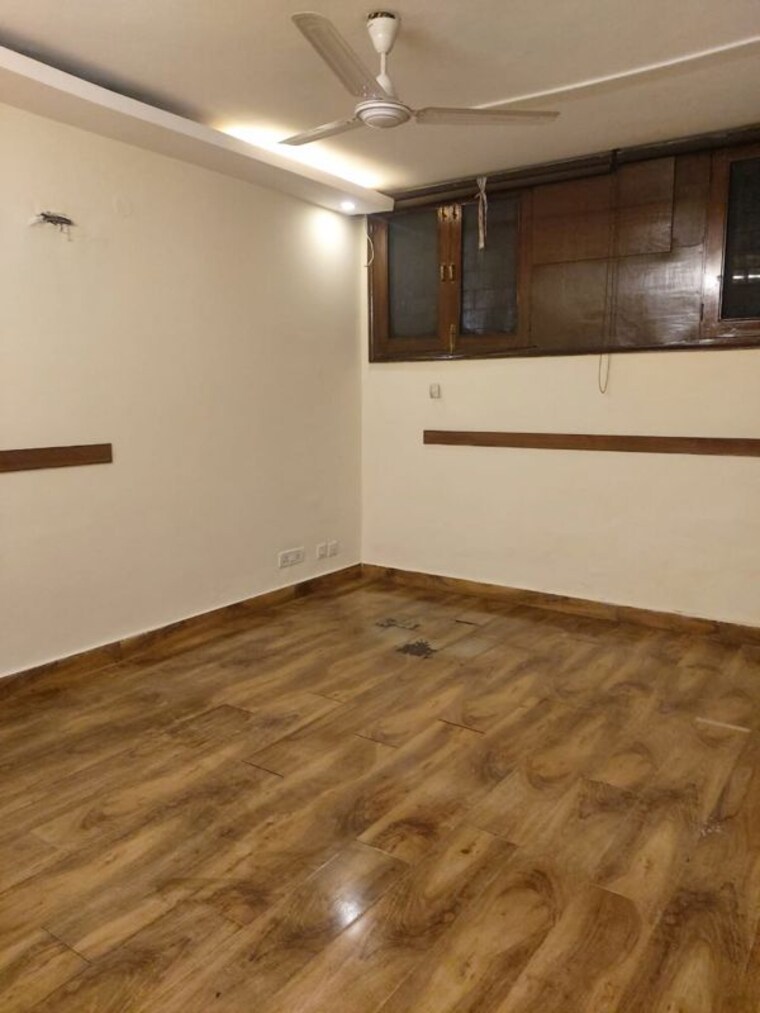 Room, kishan ganj Commercial Office Space 1620 Sq.Ft. In Kishan Ganj Delhi 10538108