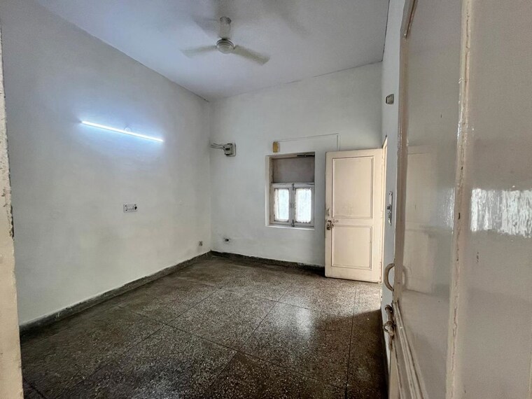 Room, rwa-apartments-sector-30 2.5 Bedroom 300 Sq.Mt. Villa In Sector 30 Noida 10538129