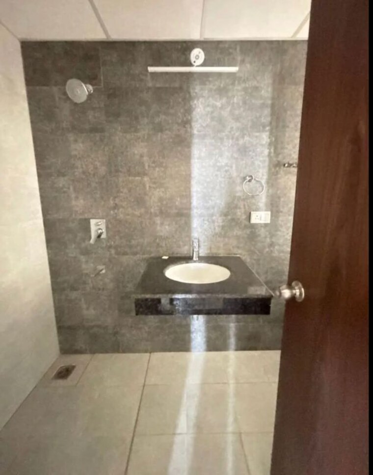 Bathroom, hero-homes-gurgaon 4 Bedroom 2450 Sq.Ft. Apartment In Sector 104 Gurgaon 10538147
