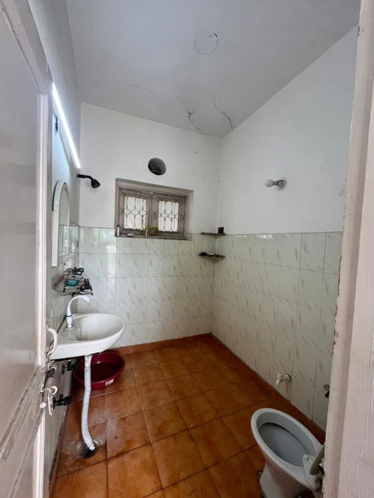 Bathroom, rwa-apartments-sector-26 4 Bedroom 450 Sq.Mt. Villa In Sector 26 Noida 10538148