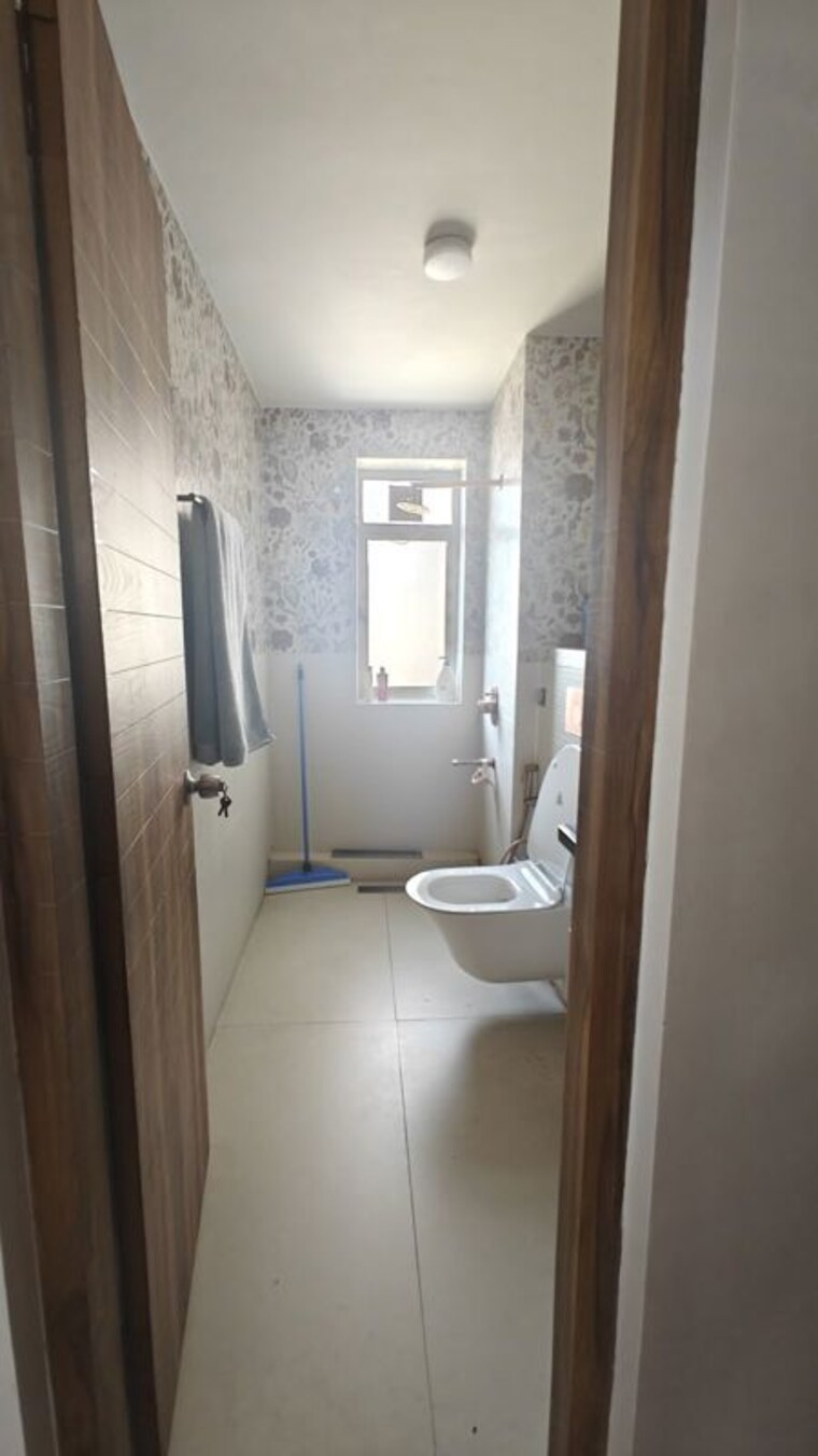 Bathroom, land-craft-golf-links-apartment-phase-1 3 Bedroom 1500 Sq.Ft. Apartment In Pandav Nagar Ghaziabad 10538184