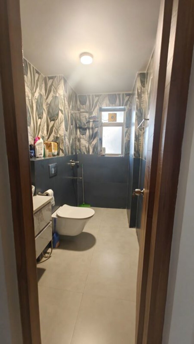 Bathroom, land-craft-golf-links-apartment-phase-1 3 Bedroom 1500 Sq.Ft. Apartment In Pandav Nagar Ghaziabad 10538184