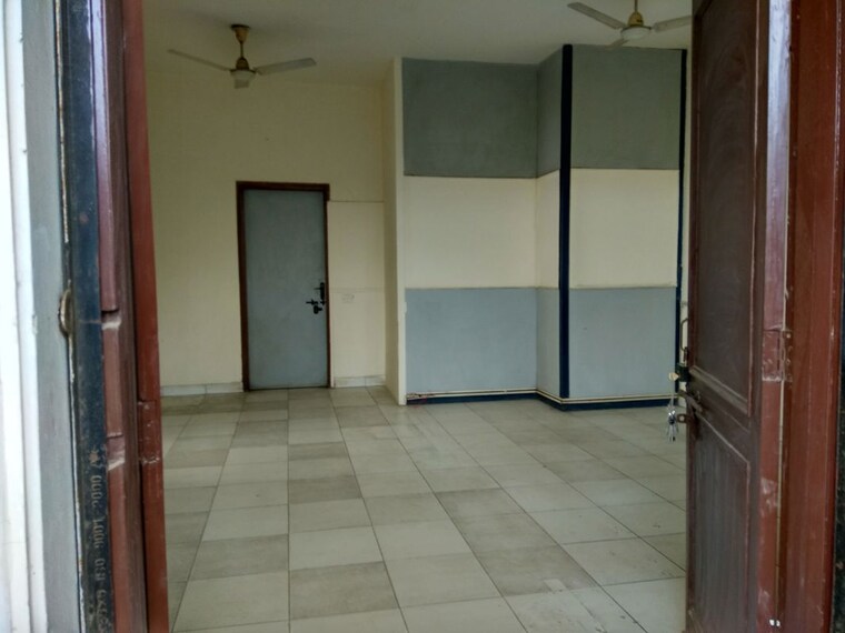Room, rwa-apartments-sector-37 1.5 Bedroom 300 Sq.Mt. Villa In Sector 37 Noida 10538178