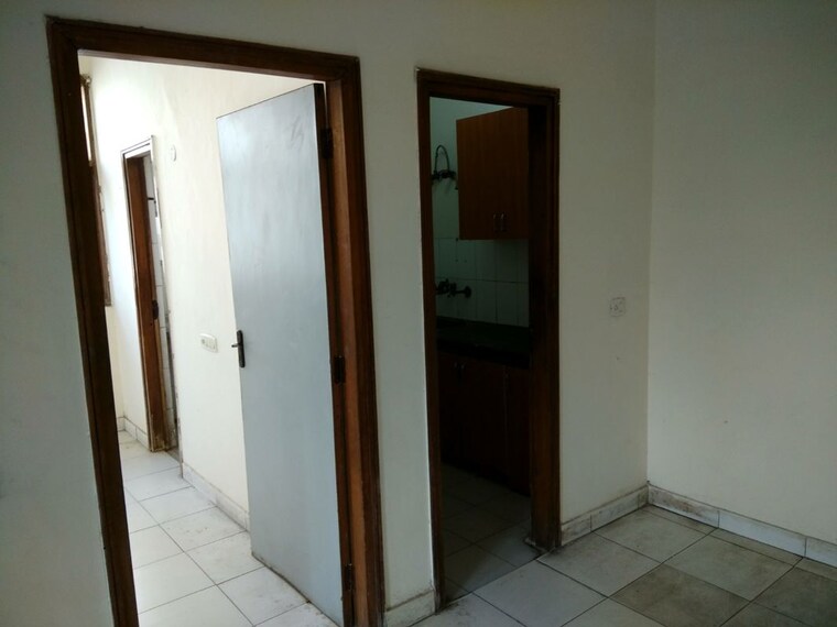 Room, rwa-apartments-sector-37 1.5 Bedroom 300 Sq.Mt. Villa In Sector 37 Noida 10538178